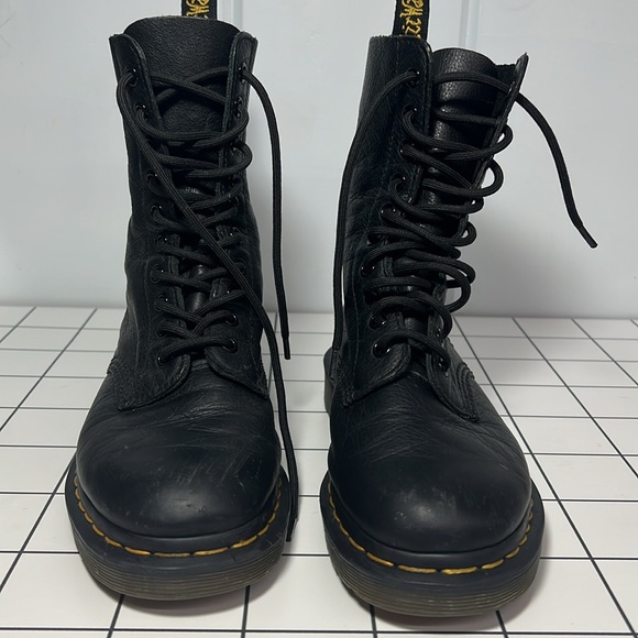 Dr Marten 1490 size 6 (UK 4) 10 eye Black Virginia Leather Boots - Picture 2 of 10